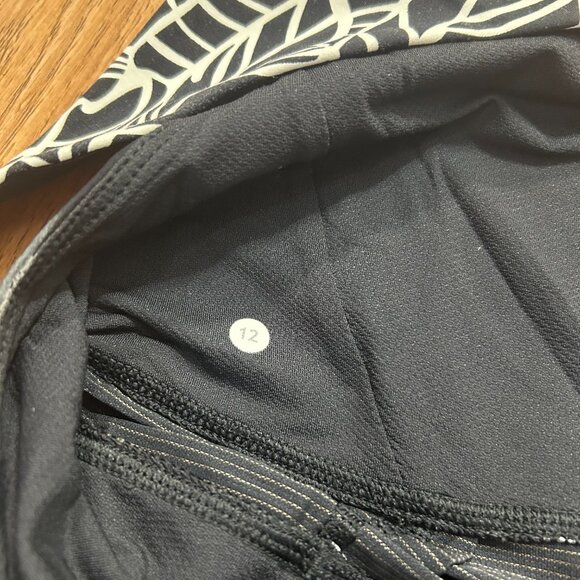 Lululemon Hustle & Bustle Tank Size 12 Black and White Top - Picture 4 of 4